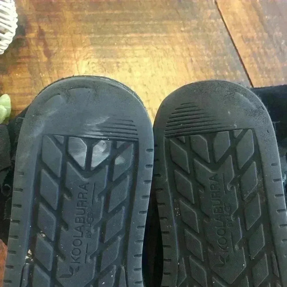 Koolaburra by Ugg | “Victoria Short” Black Suede Pull-on Boots w/Bows - Picture 7 of 7